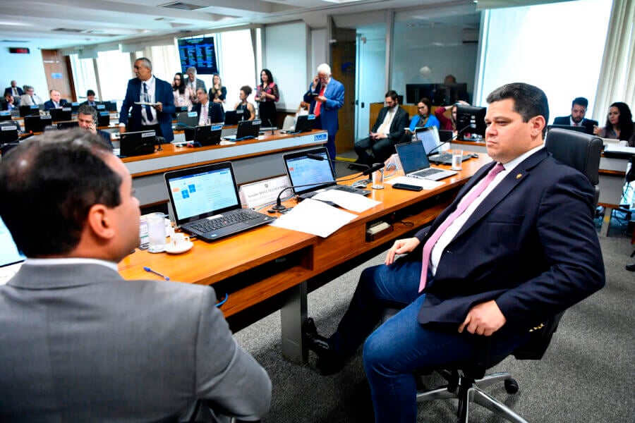 Câmara tem foco na economia, enquanto o Senado se concentra nas sabatinas e votações dos indicados à STF e à PGR na comissão de Constituição, Justiça e Cidadania (CCJ). Na Mesa, o 
presidente da CCJ, senador Davi Alcolumbre (União-AP); 
senador Weverton (PDT-MA). 

Foto: Geraldo Magela/Agência Senado