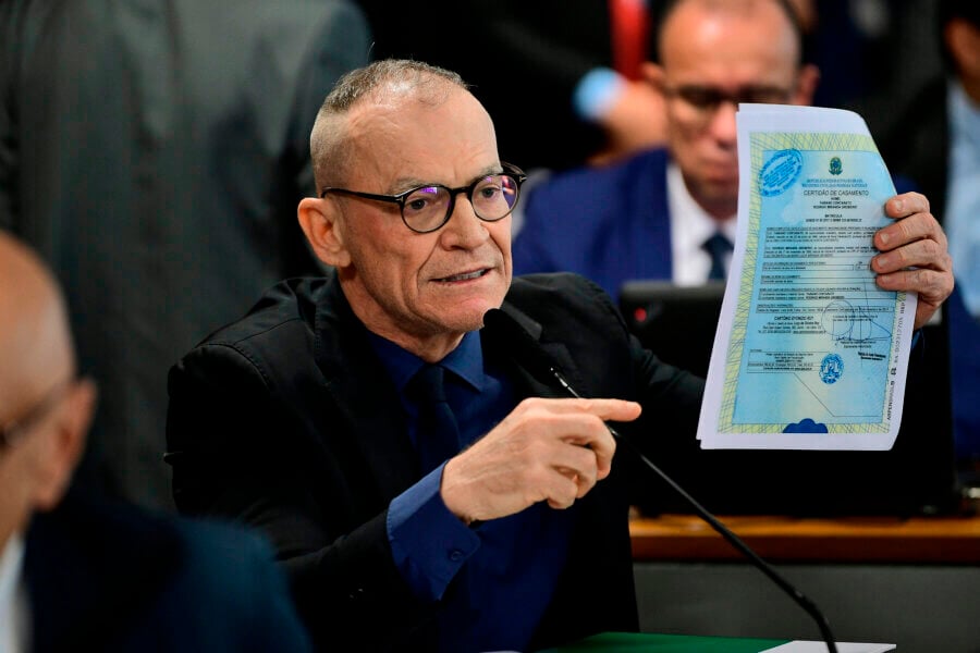 Contarato mostrou sua certidão de casamento com fisioterapeuta ao questionar a posição do indicado à PGR sobre casamento homoafetivo. Foto: Agência Senado