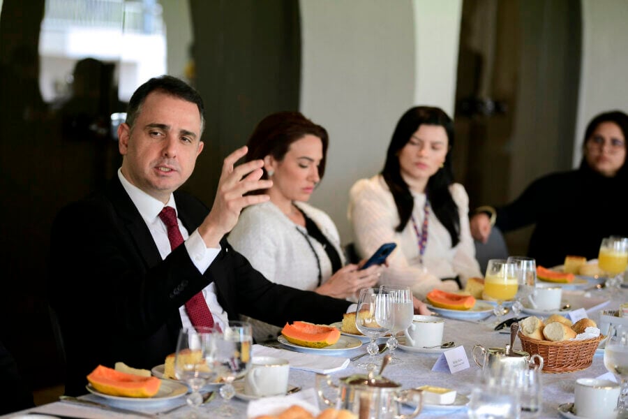 O presidente do Senado, Rodrigo Pacheco (PSD-MG), em café com jornalistas na residência oficial. Foto: Pedro França/Agência Senado