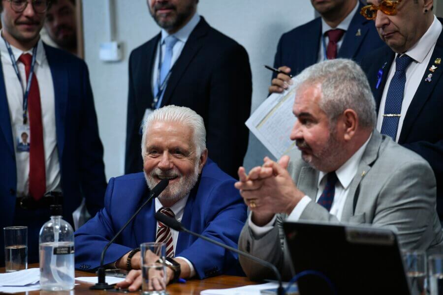 O líder do Governo, Jaques Wagner, que articulou a votação sobre as apostas esportivas, e Angelo Coronel, relator do PL das bets

Foto: Edilson Rodrigues/Agência Senado