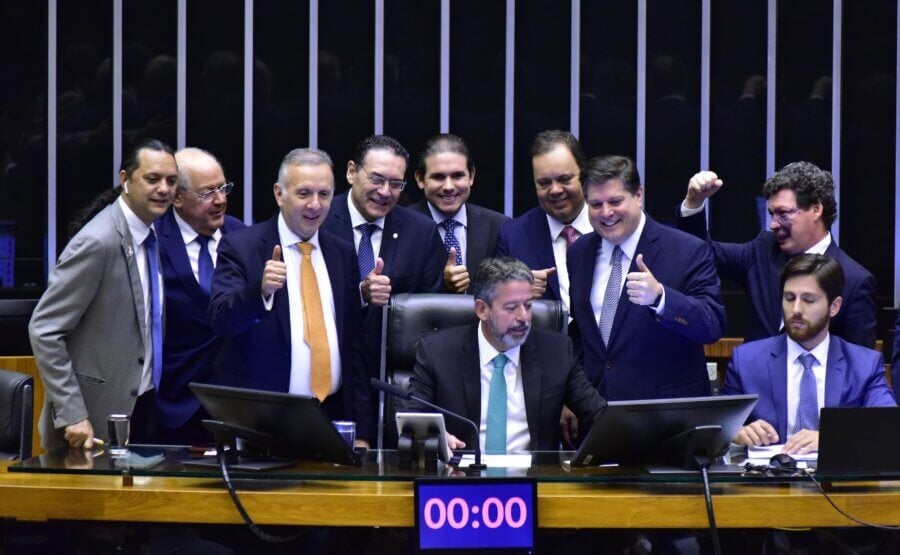 Arthur Lira e outros parlamentares ligados ao Centrão comemoram a aprovação da reforma tributária, pauta prioritária do governo em 2023. Foto: Zeca Ribeiro/Câmara dos Deputados