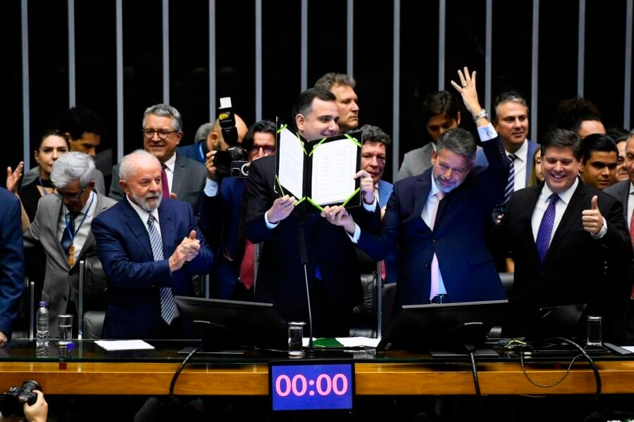 A reforma tributária foi promulgada em uma sessão histórica, com a presença de Lula, Barroso, Alckmin e outras autoridades

Foto: Marcos Oliveira/Agência Senado