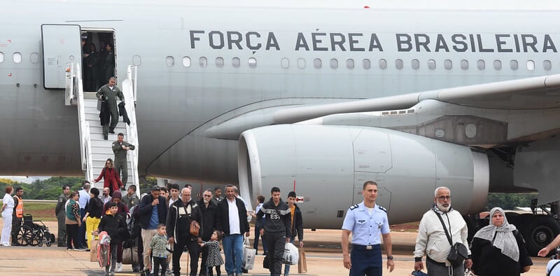 O terceiro grupo de brasileiros e seus parentes que estavam na Faixa da Gaza, no Oriente Médio, chegou às 6h53 deste sábado (23) a Brasília. Foto: Gustavo Magalhães/MRE