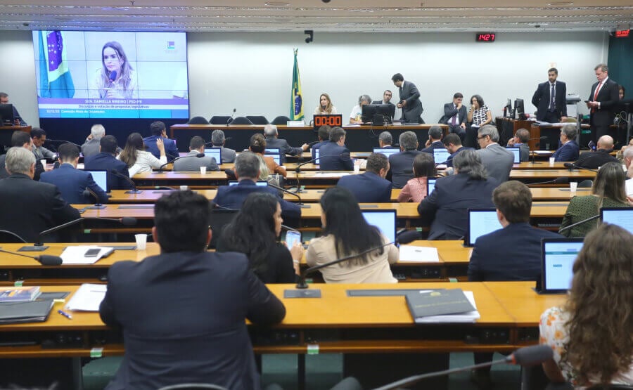 Diante da divergência sobre o grau de prioridade na aplicação das emendas parlamentares, CMO adiou novamente a votação da LDO. Foto: Vinicius Loures / Câmara dos Deputados