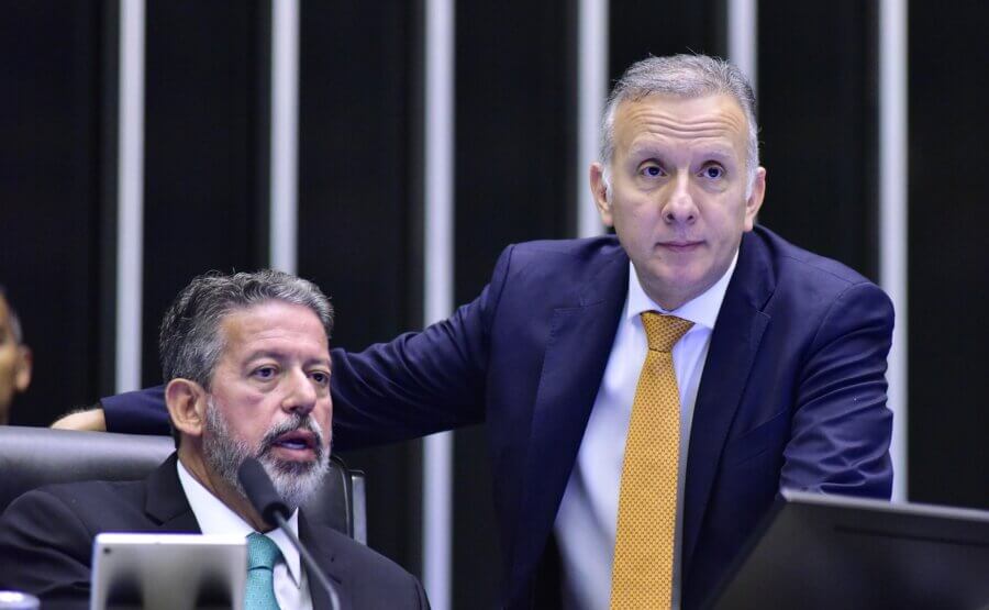 O presidente da Câmara, Arthur Lira, e o relator da 
reforma tributária na Casa, Aguinaldo Ribeiro durante sessão desta sexta-feira (15)

Foto: Zeca Ribeiro/Câmara dos Deputados
