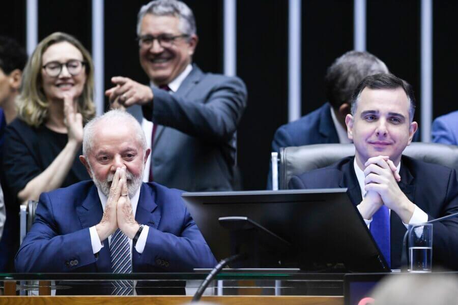 O presidente Lula e o presidente do Congresso, Rodrigo Pacheco. Entre eles, o ministro Alexandre Padilha, da Secretaria de Relações Institucionais, responsável pela articulação política com o Parlamento. Foto: Jefferson Rudy/Agência Senado