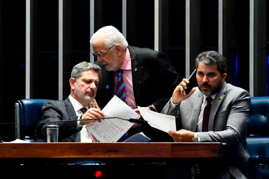 Rogério Carvalho, relator da MP das Subvenções no Senado, Jaques Wagner, líder do Governo no Senado, e Marcos Rogério, integrante da oposição, durante sessão na Casa Alta sobre a medida provisória

Foto: Roque de Sá/Agência Senado