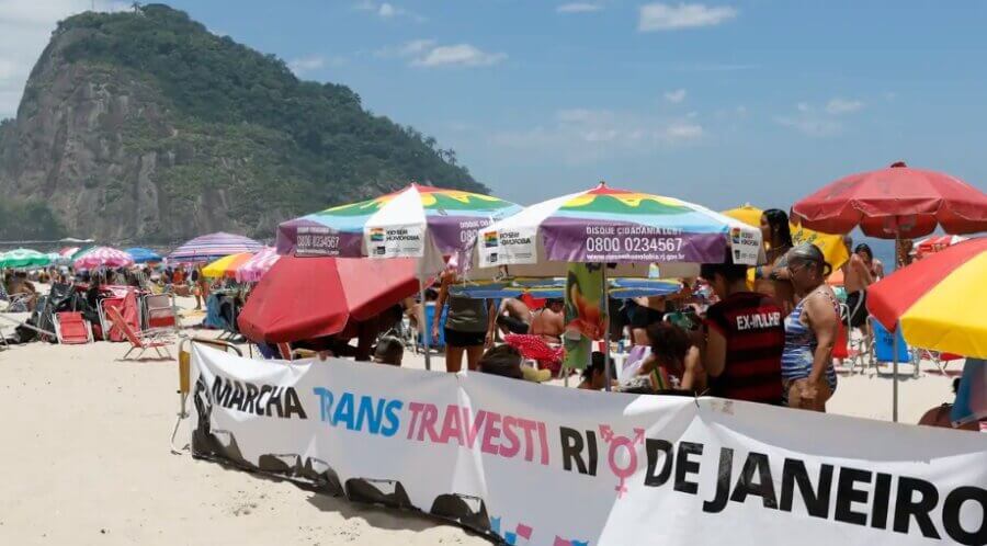 Ato pela visibilidade de trans e travestis na Praia do Leme, no Rio, em janeiro de 2023. Foto: Fernando Frazão/ABr