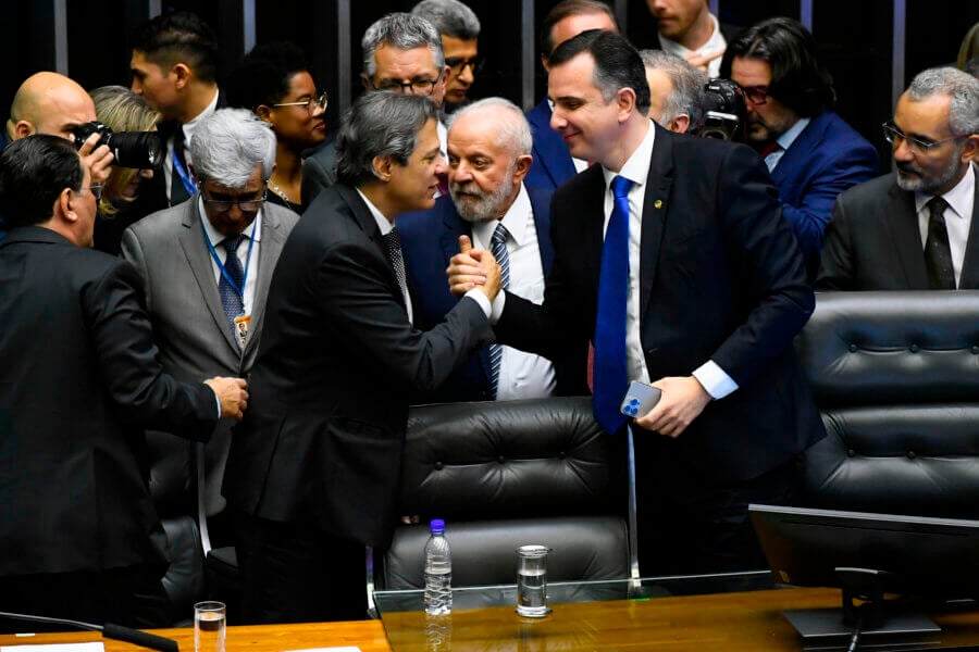 O presidente Lula no Congresso, ladeado pelo ministro da Fazenda, Fernando Haddad (esq.), e o presidente do Senado, Rodrigo Pacheco (dir.). Foto: Marcos Oliveira/Agência Senado