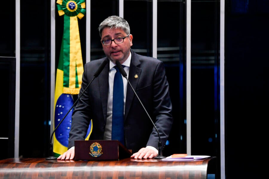 Plenário do Senado Federal durante sessão deliberativa extraordinária. 

Na pauta, a medida provisória que que altera a tributação de incentivos fiscais (MP 1.185/2023). A proposta é uma das principais iniciativas do governo federal para aumentar a arrecadação. 

À tribuna, em discurso, senador Carlos Portinho (PL-RJ). 

Foto: Jefferson Rudy/Agência Senado