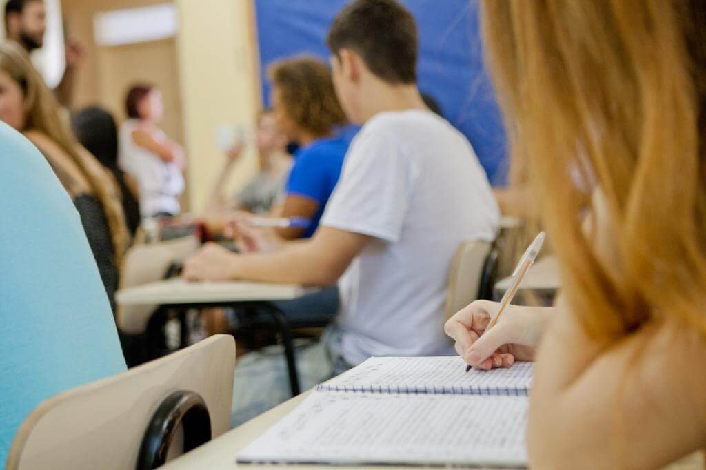 Os beneficiados pela nova lei do Pé de Meia serão estudantes de baixa renda matriculados regularmente no ensino médio e com famílias cadastradas no Cadastro Único. Foto: Agência Brasil