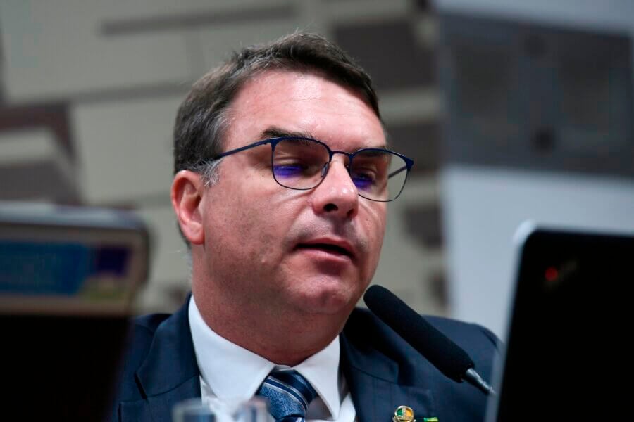 O senador  Flávio Bolsonaro pode ter recebido informações sobre o caso das rachadinhas; PF investiga suposta ação da Abin

Foto: Edilson Rodrigues/Agência Senado