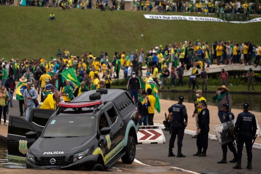 Manifestantes próximos ao Congresso Nacional durante o 8 de Janeiro