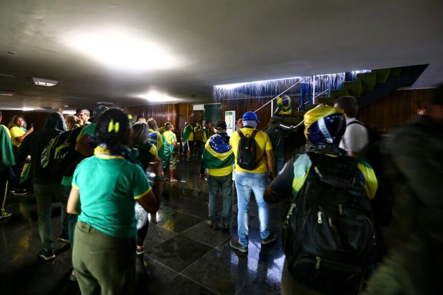 Golpistas dentro do Congresso Nacional durante o 8 de Janeiro