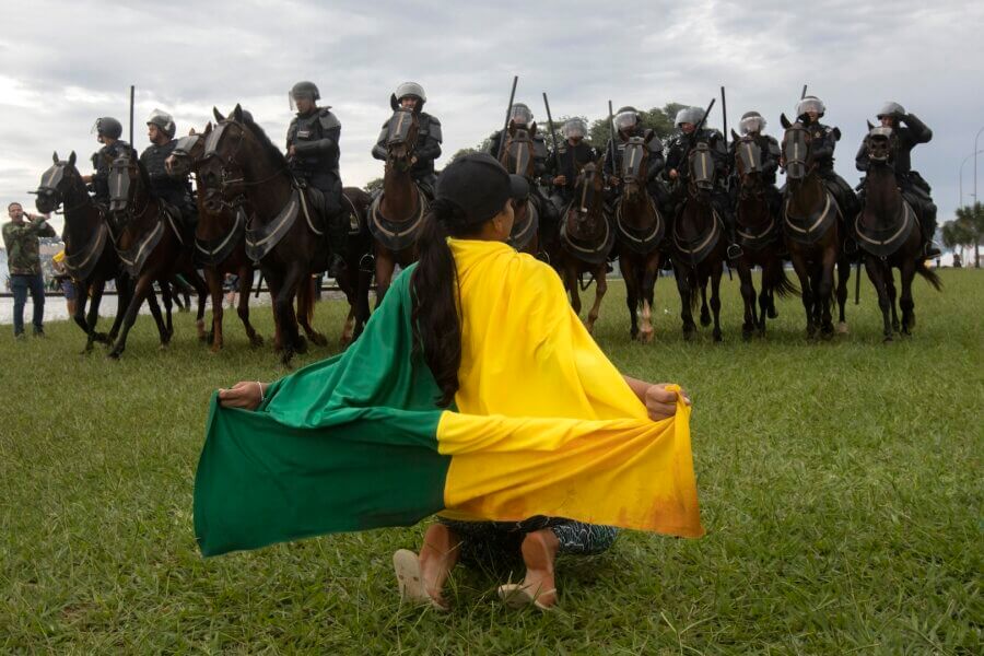 Golpista parada na frente das forças de segurança durante o 8 de Janeiro