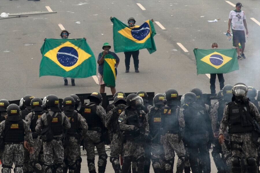 Força Nacional e golpistas durante o 8 de Janeiro