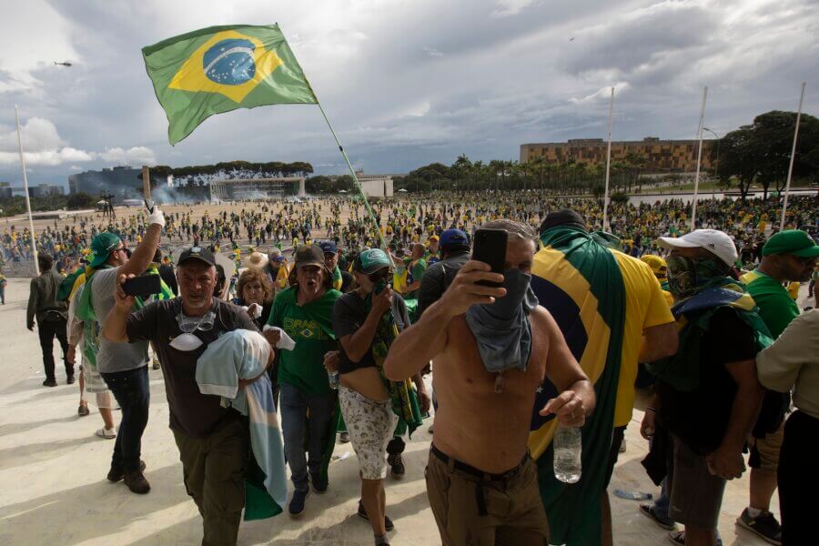 Manifestantes durante o 8 de Janeiro