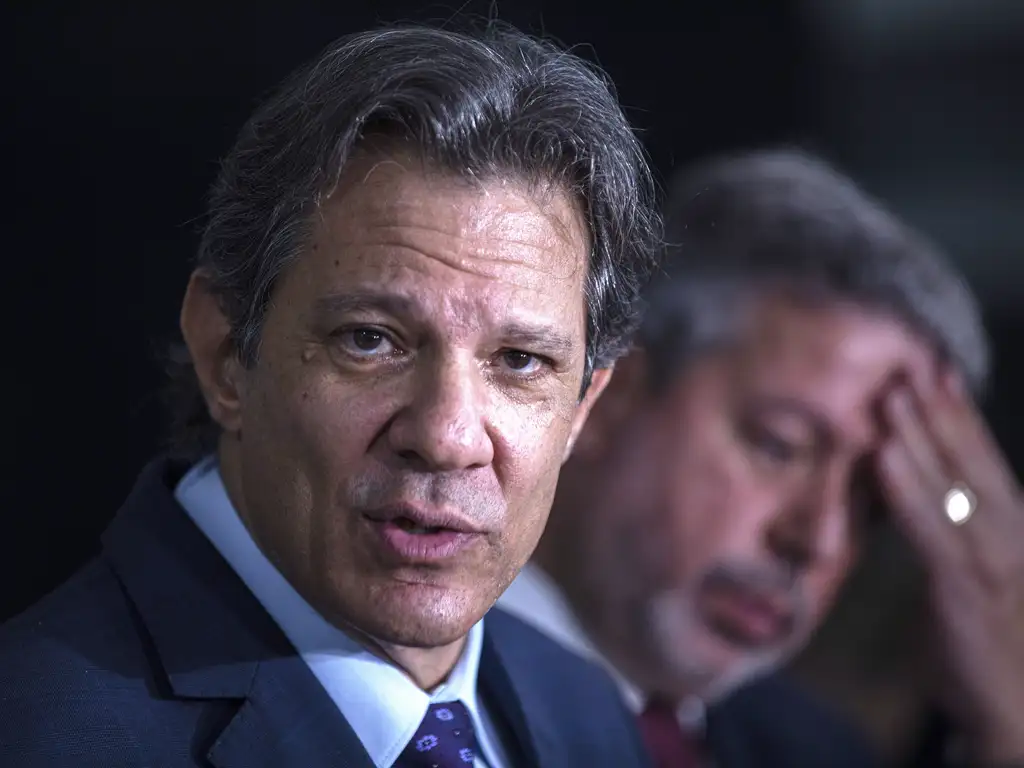 O ministro da Fazenda, Fernando Haddad. Ao fundo, o presidente da Câmara, Arthur Lira (PP-AL). Foto: : Joédson Alves/Agência Brasil