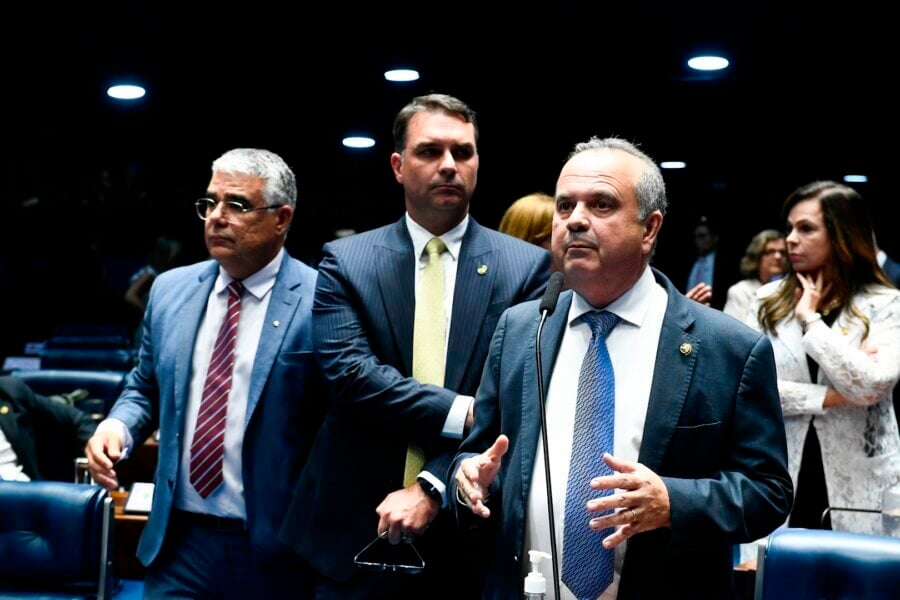 Eduardo Girão, Flávio Bolsonaro e Rogério Marinho, integrantes da oposição no Senado, que encontraram o presidente do Senado, Rodrigo Pacheco nesta quarta-feira (31)
  
Foto: Roque de Sá/Agência Senado