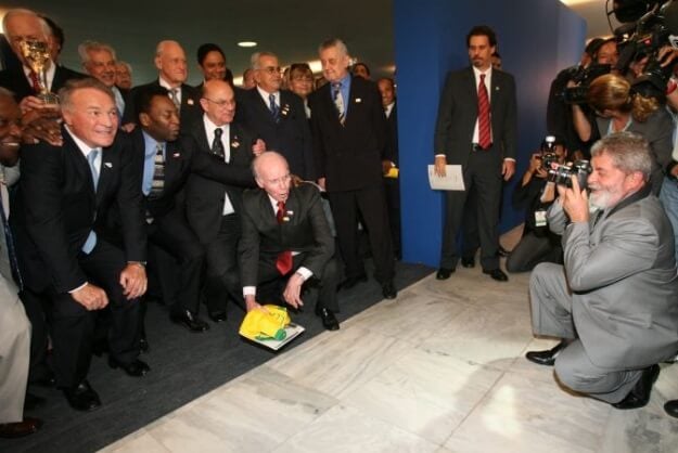 Lula fotografou Zagallo e outros campeões mundiais de futebol em encontro no Planalto em 2004, em seu primeiro governo. Lenda do futebol, ex-jogador e ex-treinador morreu aos 92 anos. Foto: PR