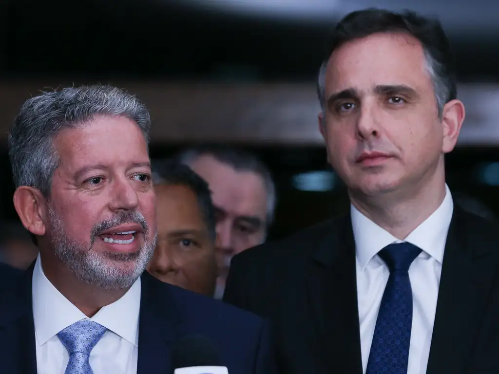 O Congresso Nacional retorna aos trabalhos nesta segunda-feira (5), em meio a sombras de entraves políticos que o presidente Lula (PT) precisa desfazer, sobretudo na pauta econômica. Na foto, o presidente da Câmara dos Deputados, Arthur Lira,  e o presidente do Senado Federal, Senador, Rodrigo Pacheco. Foto Lula Marques/ Agência Brasil