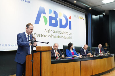 Cappelli; o presidente do BNDES, Aloizio Mercadante; a ministra do Planejamento, Simone Tebet; o vice-presidente e ministro do Desenvolvimento, Geraldo Alckmin; e Jamal Bittar, vice-presidente da CNI. Foto: Gabriel Lemes/MDIC)