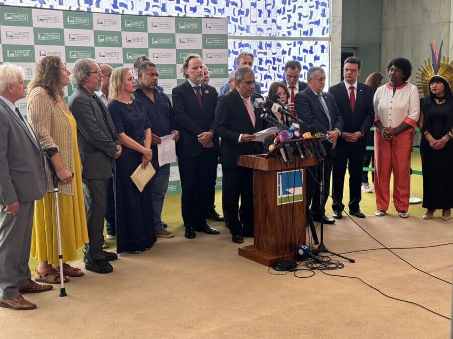 Parlamentares durante o lançamento do manifesto 