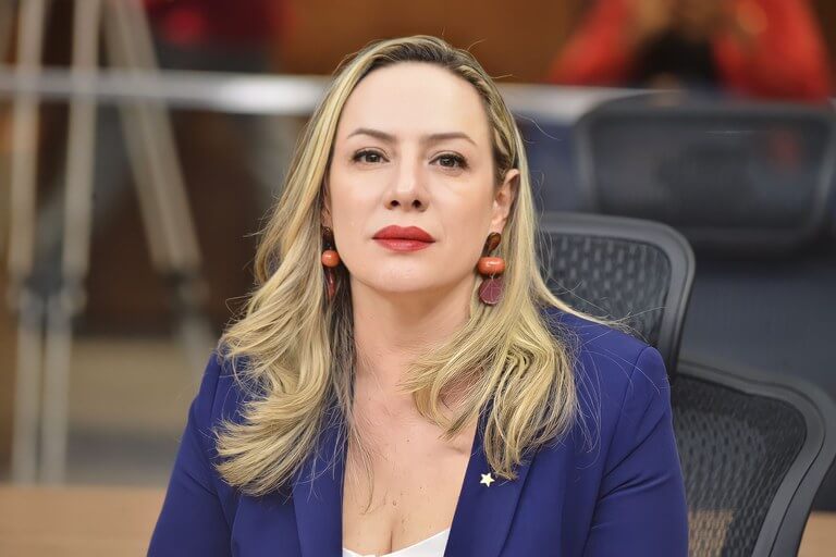 Candidata natural de Lula, a deputada petista Delegada Adriana Accorsi aparece à frente, numericamente, nos três cenários pesquisados. Foto: Divulgação