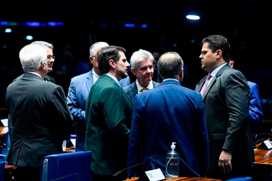 O senador Davi Alcolumbre (à direita) conversando com o líder da oposição no Sendo Rogerio Marinho (de costas) e outros integrantes do grupo no plenário do Senado

Foto: Marcos Oliveira/Agência Senado