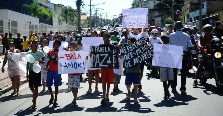 Moradores do Complexo do Alemão fazem manifestação pela paz. Foto: Agência Brasil