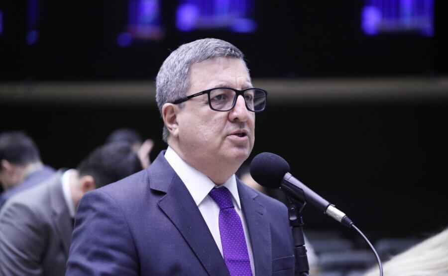 Danilo Forte alega respeito à legalidade para justificar orientação a favor da libertação de Chiquinho Brazão, acusado de mandar matar Marielle Franco.
Foto: Bruno Spada/Câmara dos Deputados