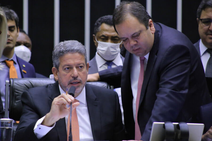 Arthur Lira e Elmar Nascimento no plenário da Câmara. Atual presidente tenta passar o bastão para outro líder do Centrão no comando da Casa. Foto: Michel Jesus/Câmara dos Deputados