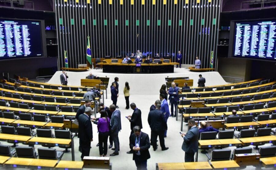 A Câmara dos Deputados discute em plenário o relatório pela manutenção da prisão do deputado Chiquinho Brazão. Foto: Zeca Ribeiro/Câmara dos Deputados