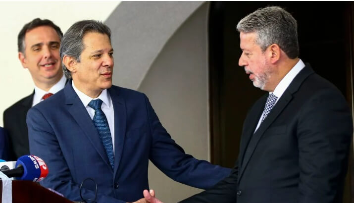 O ministro da Fazenda, Fernando Haddad, entregou a Lira os projetos que regulamentam a reforma tributária. Foto: Agência Brasil