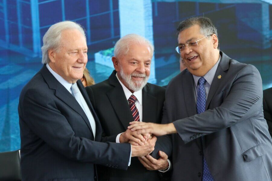 O presidente Lula e o ex-ministro da Justiça Flávio Dino com o novo ministro da Justiça e Segurança Pública, Ricardo Lewandowski, durante evento de posse.

Foto: Fabio Rodrigues-Pozzebom/ Agência Brasil