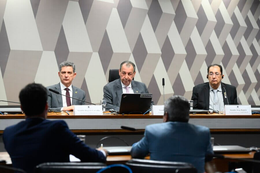 O relator da CPI da Braskem, Rogério Carvalho junto com o
presidente, Omar Aziz, e
vice-presidente Jorge Kajuru, durante sessão do colegiado

Foto: Marcos Oliveira/Agência Senado