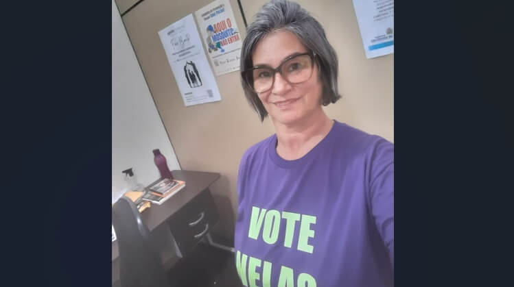 Cradenil Shibao, com a camiseta Vote Nelas, alvo de censura, segundo ela, do presidente da Câmara de Vereadores de Marilândia do Sul. Foto: Arquivo pessoal