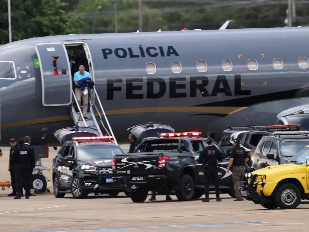 Prisão neste domingo (24) dos mandantes do assassinato da vereadora Marielle Franco e Anderson Gomes desenrolou um novelo de criminalidade emaranhado no centro do poder do Estado do Rio de Janeiro. Os presos desceram do avião da PF no aeroporto de Brasília durante a tarde. Foto José Cruz/ Agência Brasil.