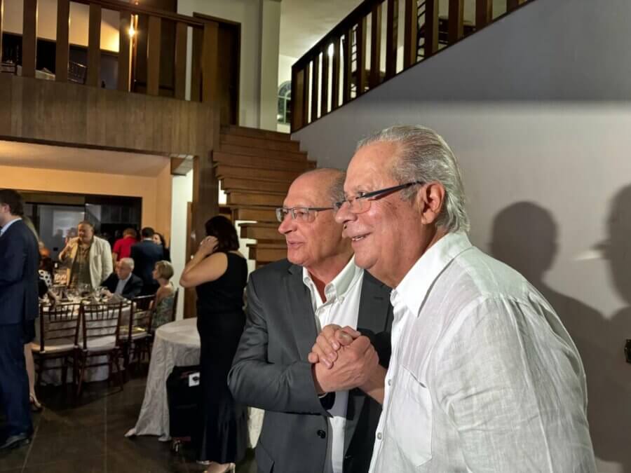 Vice-presidente da República e ministro da Indústria, Geraldo Alckmin foi uma das autoridades que cumprimentaram José Dirceu em seu aniversário de 78 anos. Foto: Congresso em Foco