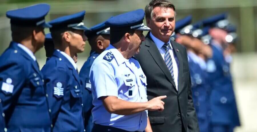 Bolsonaro e o ex-comandante da Aeronáutica Baptista Junior. Depoimento do tenente-brigadeiro-do-ar é um dos que mais comprometem o ex-presidente na tentativa de golpe. Foto: Marcelo Camargo/ABr