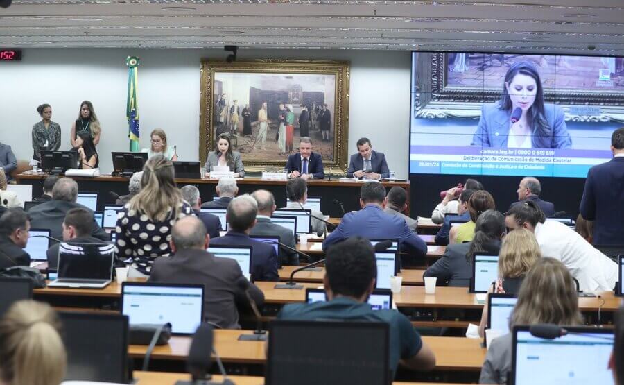 Comissão aprovou projeto de interesse da Bancada da Bala pra que estados possam contornar legislação sobre armas.
Foto: Bruno Spada/Câmara dos Deputados
