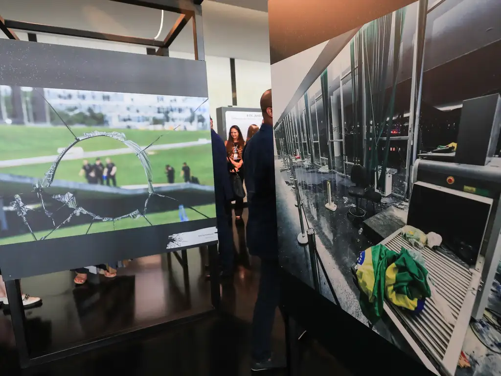 Imagens em exposição realizada no Senado Federal a respeito dos ataques de 8 de janeiro. Na época, a tentativa de golpe completava 100 dias. Foto: Lula Marques/Agência Brasil