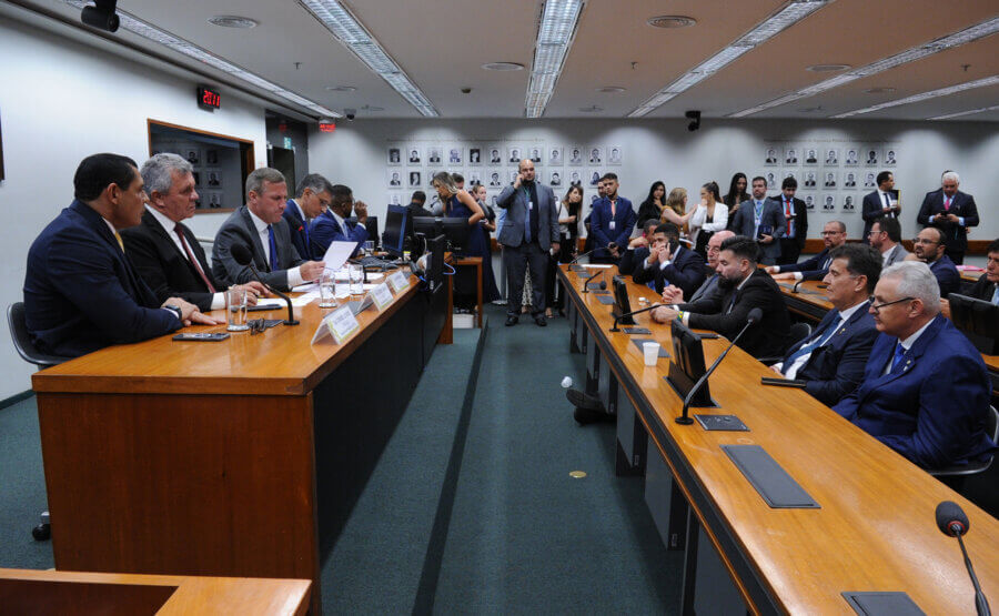 Alberto Fraga, presidente da Bancada da Bala e da Comissão de Segurança Pública, tenta estabelecer clima ameno com Lewandowski. Foto: Renato Araújo/Câmara dos Deputados