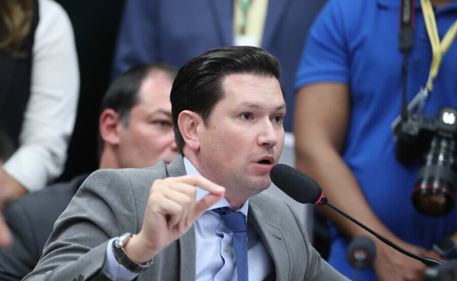 Três deputados se pronunciaram na CCJ pedindo vistas ao relatório que define a manutenção da prisão preventiva de Chiquinho Brazão. Gilson Marques foi o primeiro. Foto: Bruno Spada/Câmara dos Deputados