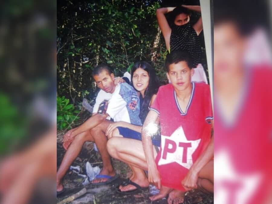 O autor do artigo, Michel Platini, aos 15 anos segurando camisa do PT. Foto: arquivo pessoal