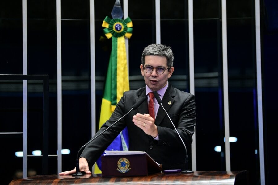 O líder do Governo no Congresso, senador Randolfe Rodrigues, comanda negociações sobre o veto a R$ 5,6 bilhões em emendas de comissão

Foto: Pedro França/Agência Senado