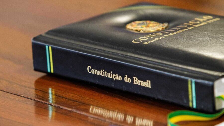 No Brasil é preciso afirmar e repetir à exaustão, temos uma vertente inovadora do movimento antes destacado. Trata-se do surrealismo constitucional. Foto: Divulgação