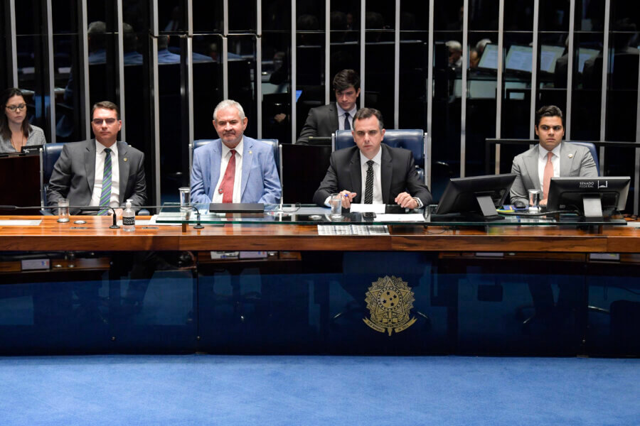 Rodrigo Pacheco (PSD-MG) deixou que o trecho relacionado a reoneração da folha de pagamentos dos municípios caduque em medida provisória. Na Mesa o
senador Flávio Bolsonaro (PL-RJ); 
senador Angelo Coronel (PSD-BA); 
presidente do Senado Federal, senador Rodrigo Pacheco (PSD-MG); 
secretário-geral da Mesa do Senado Federal, Gustavo A. Sabóia Vieira. 
Foto: Jonas Pereira/Agência Senado