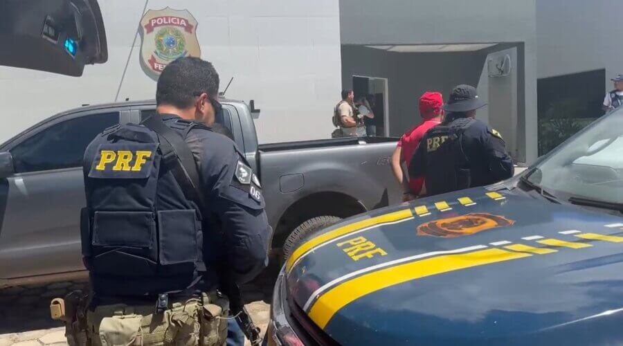 Trecho de vídeo em que policiais levam os foragidos à sede da Polícia Federal em Marabá. Foto: Reprodução