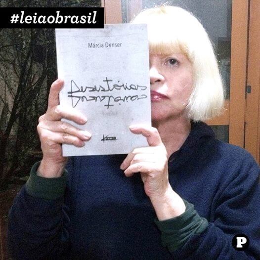 Jornalista e Escritora Márcia Denser posa com o livro 